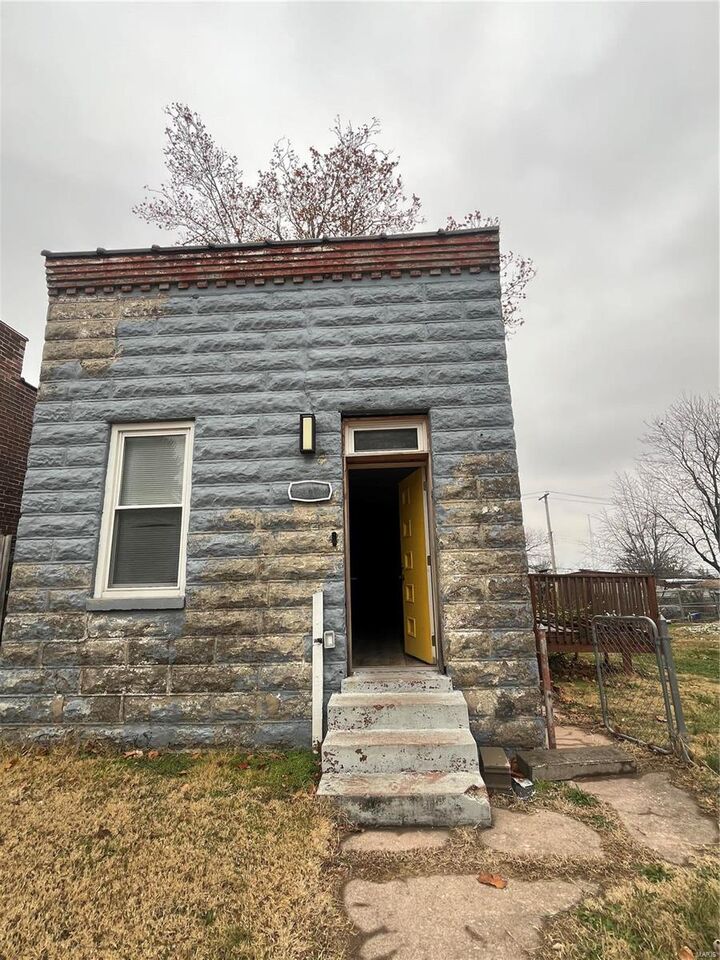 Property Photo: 5316 Zealand Street MO 63107