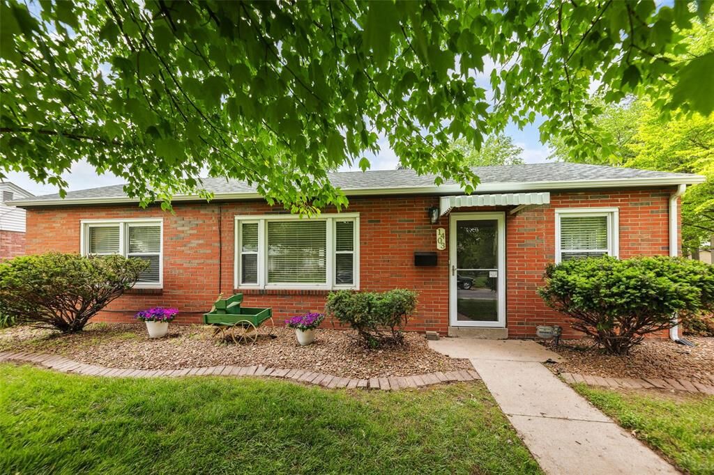 Property Photo: 1403 Madison Avenue IL 62025