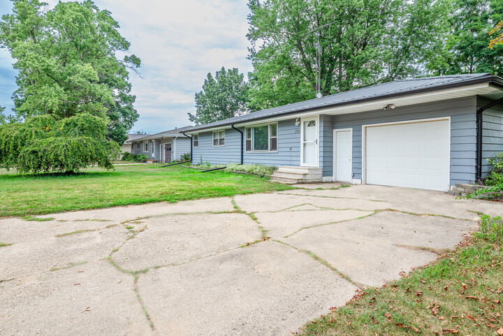 Property Photo: 2705 Oakwood Lane MI 49085