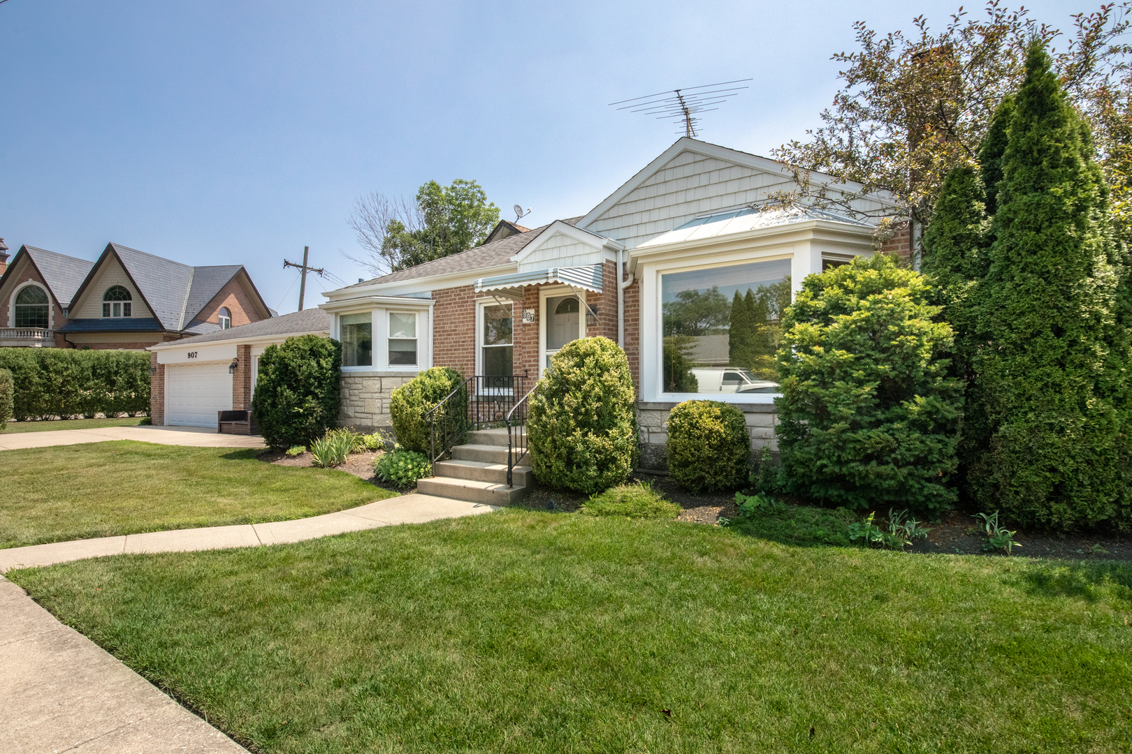 Property Photo:  907 Wilkinson Parkway  IL 60068 