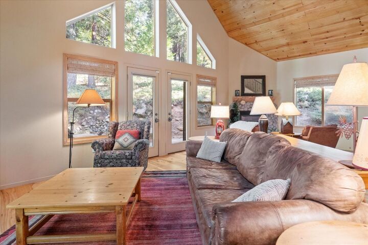 Property Photo: 1385 Topanga Lane CA 95223