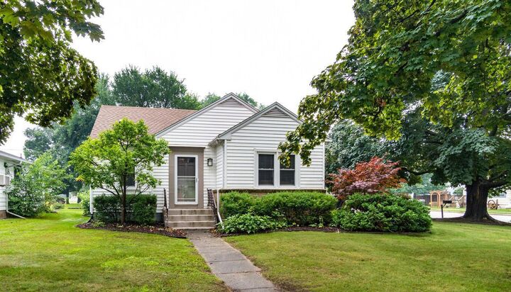 302 N Walnut Street  La Crescent MN 55947 photo