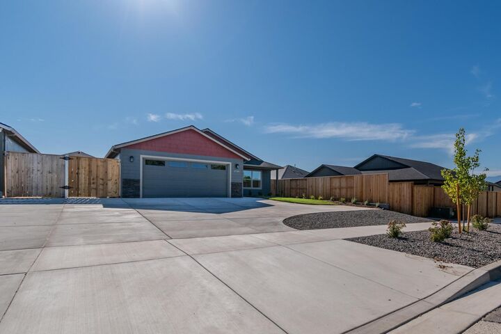 Property Photo: 3738 Springbrook Road OR 97504