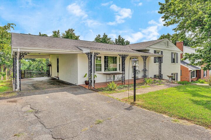 Property Photo: 917 Colbourne Ave VA 24179