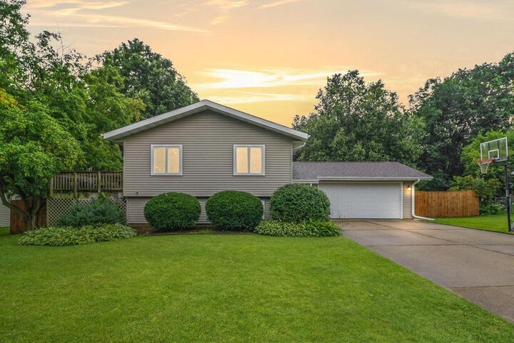 Property Photo:  615 Hyland Drive  WI 53589 