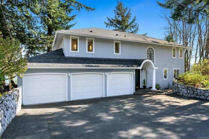 Photo de la propriété:  2401 Mill Bay Rd  BC V8H 1B9 