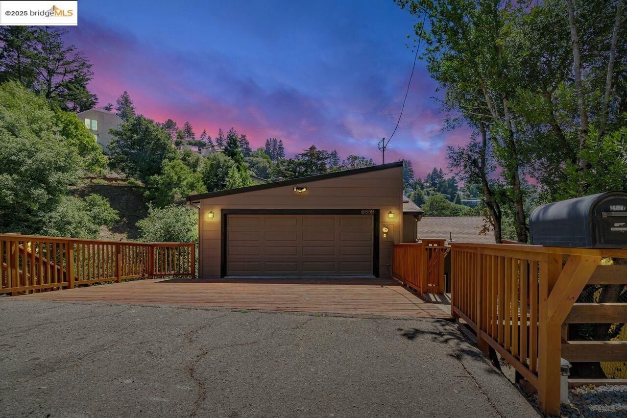 Property Photo:  6659 Exeter Dr  CA 94611 