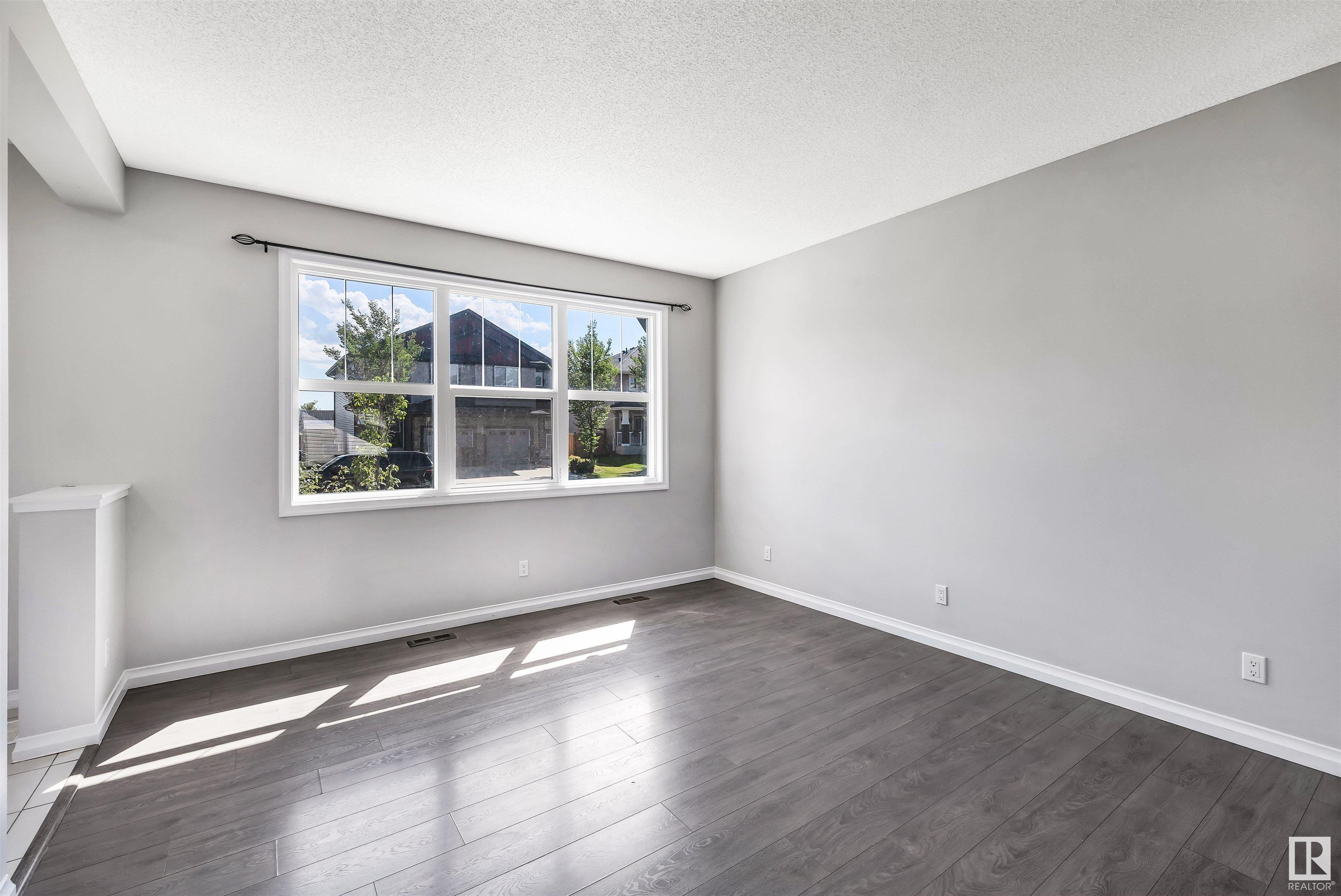 Photo de la propriété: 5852 Anthony Crescent SW AB T6W 3H5