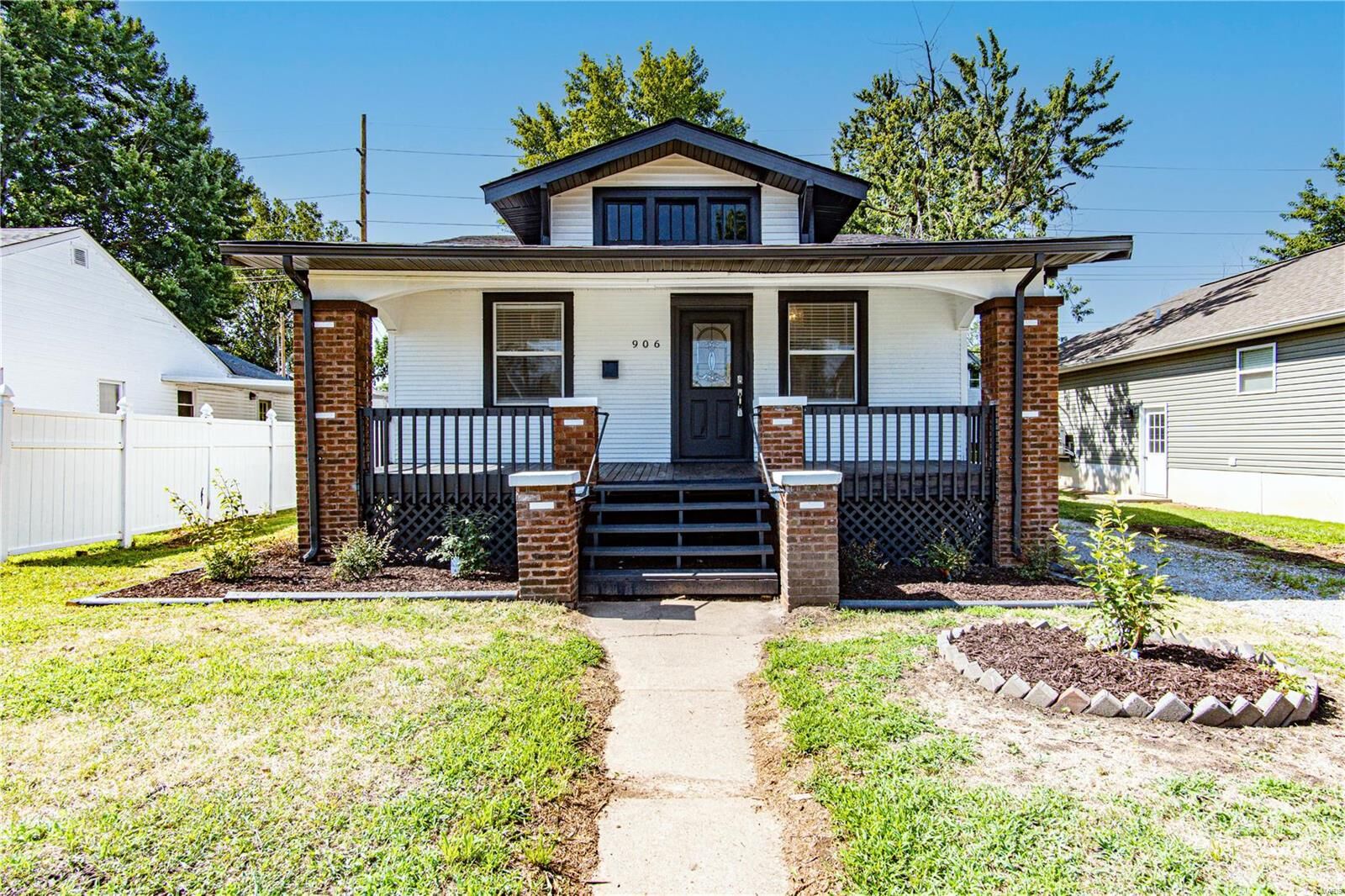 Property Photo:  906 E Acton Avenue  IL 62095 