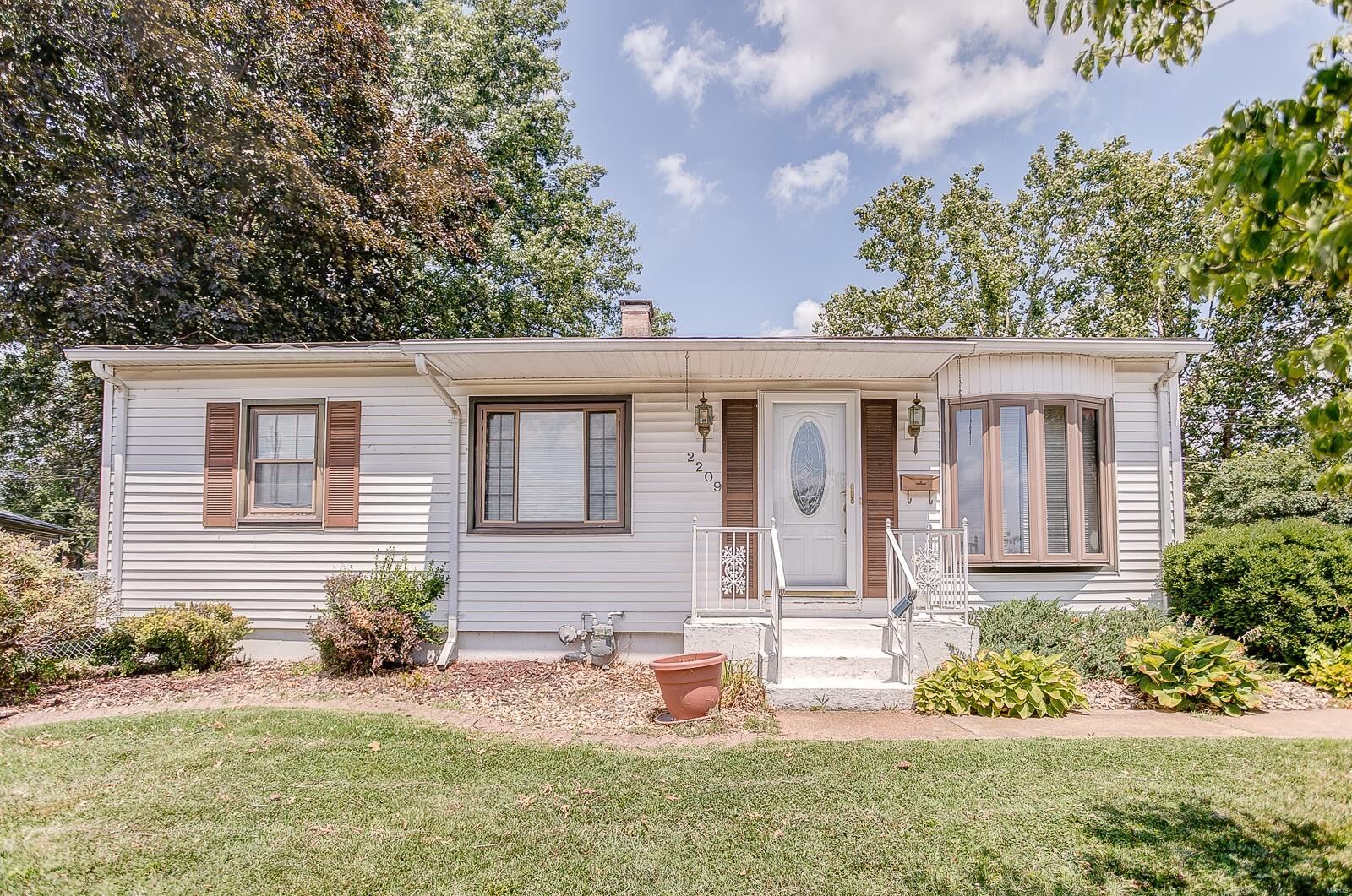 Property Photo:  2209 Cardinal Avenue  IL 62040 