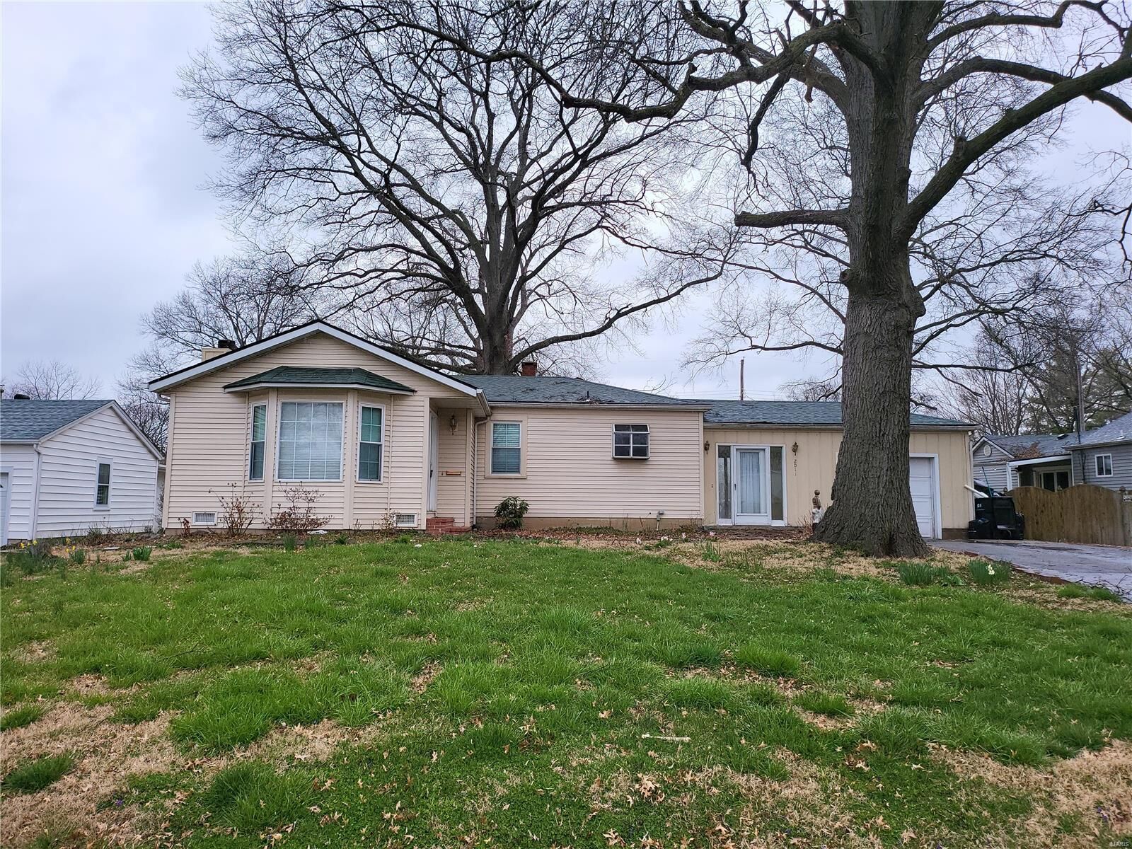 Property Photo:  2011 E D Street  IL 62221 