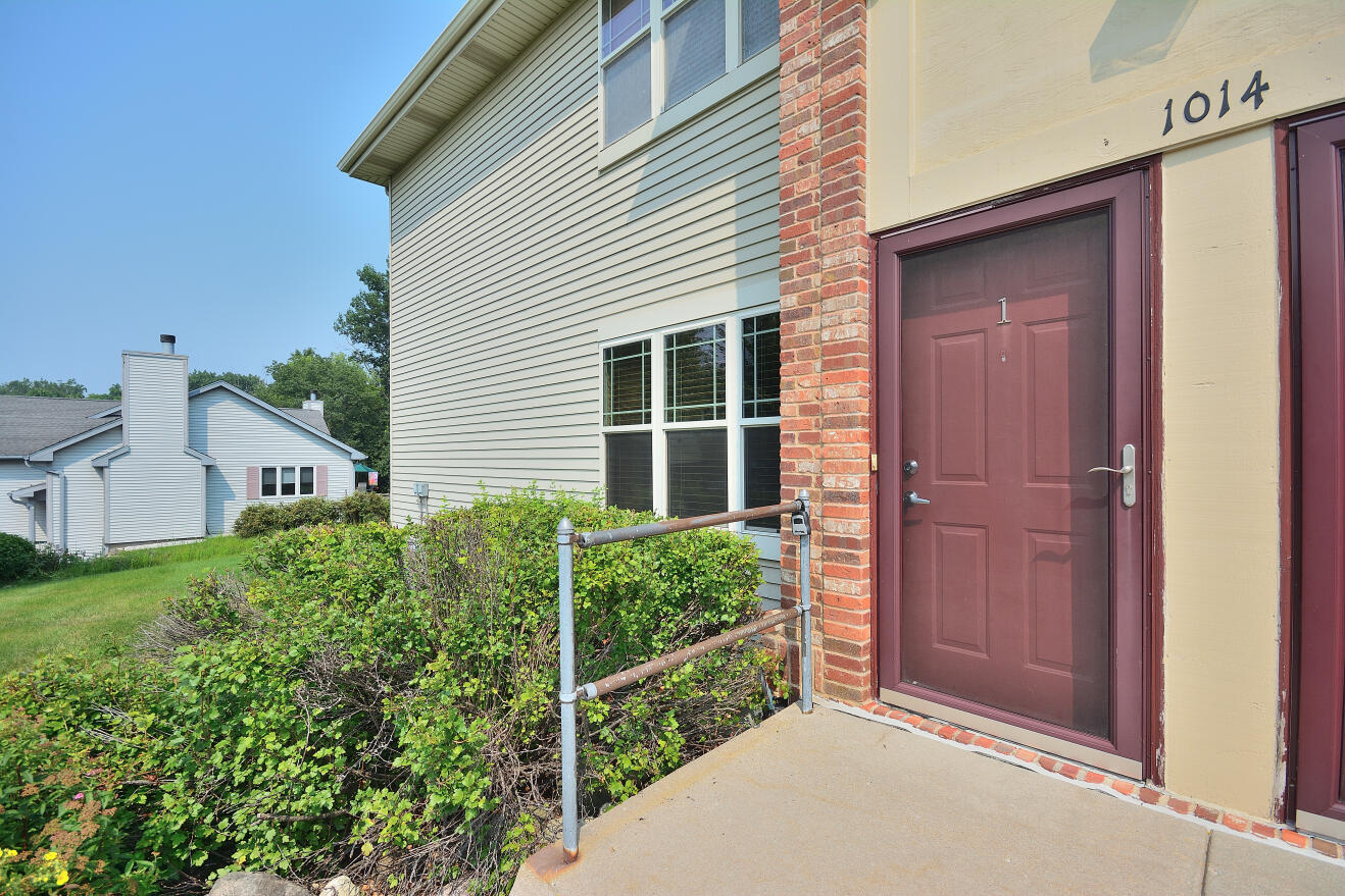 Property Photo:  1014 E Woodview Ct 1  WI 53086 
