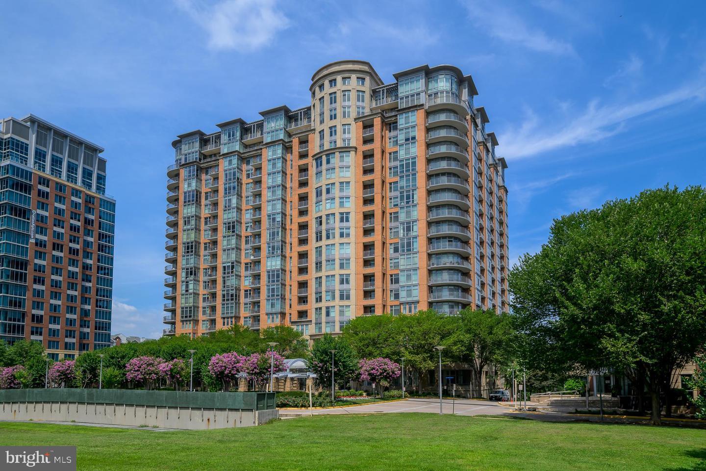 Property Photo: 8220 Crestwood Heights Drive 1009 VA 22102