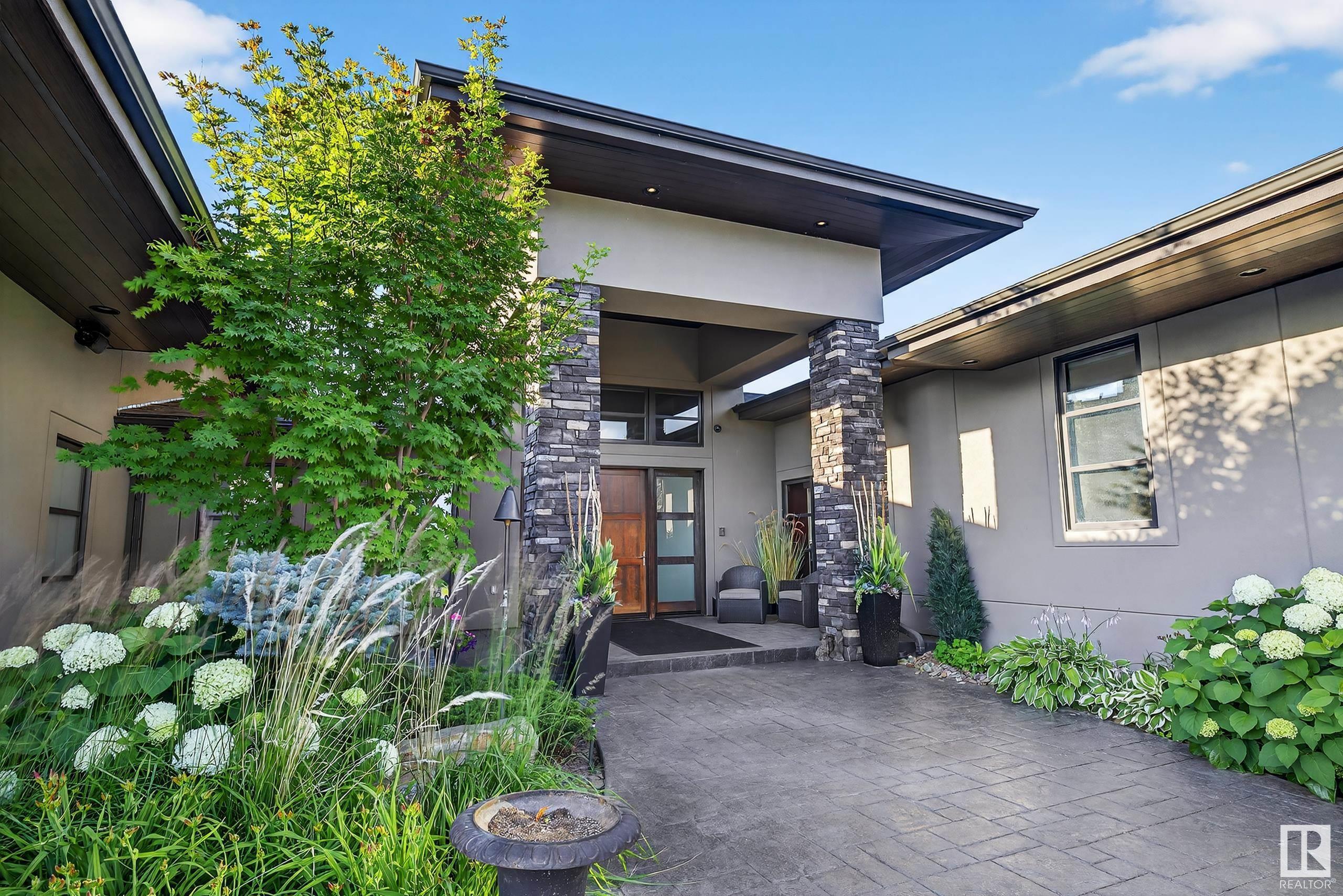 Property Photo:  13758 Valleyview Drive NW  AB T5R 5T8 