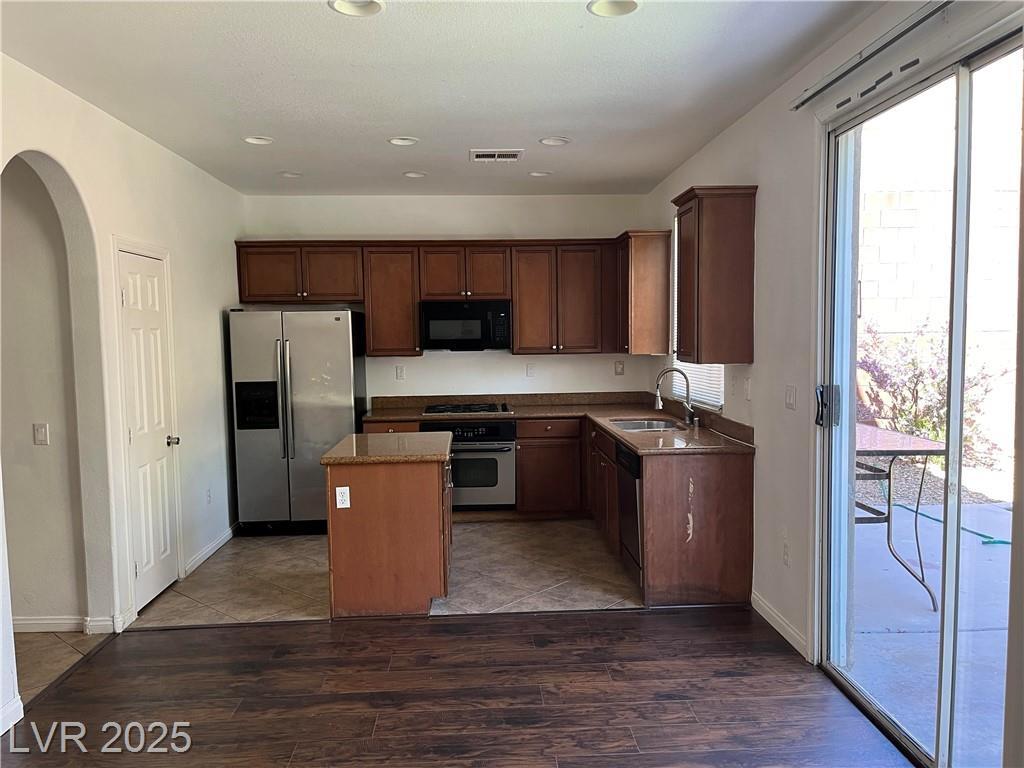 Property Photo:  