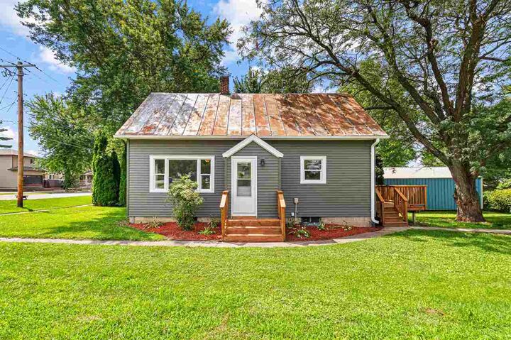 133 E 5th St   IA 52333 photo