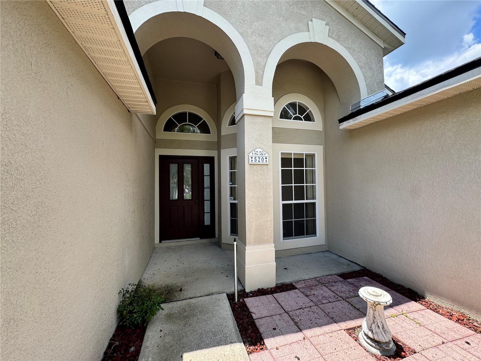 Property Photo: 520 Canary Island Court FL 32828