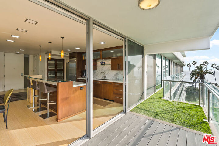 Property Photo:  535 Ocean Avenue 8C  CA 90402