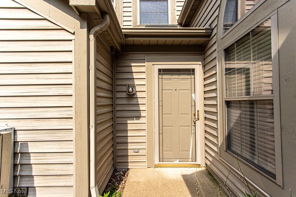 Property Photo: 126 N Aspen Court 2 OH 44484