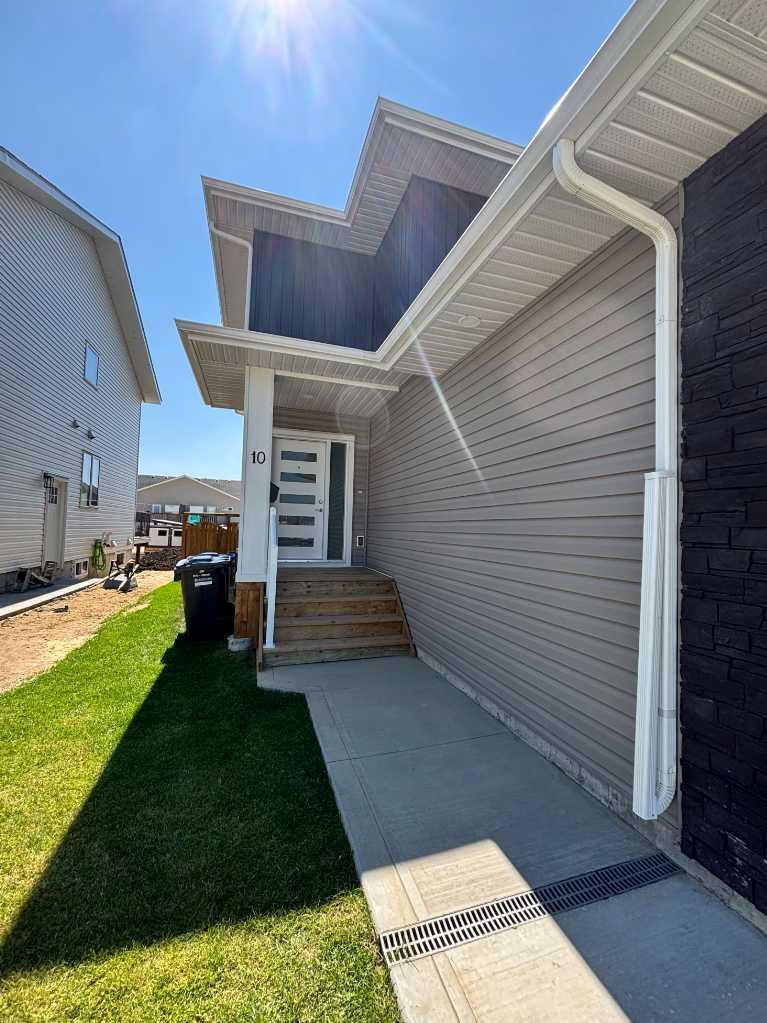 Property Photo:  10 Athens Place  AB T4M 0N4 