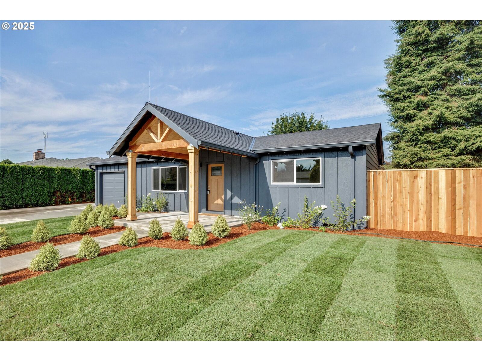 Property Photo: 1626 Kingwood St OR 97116