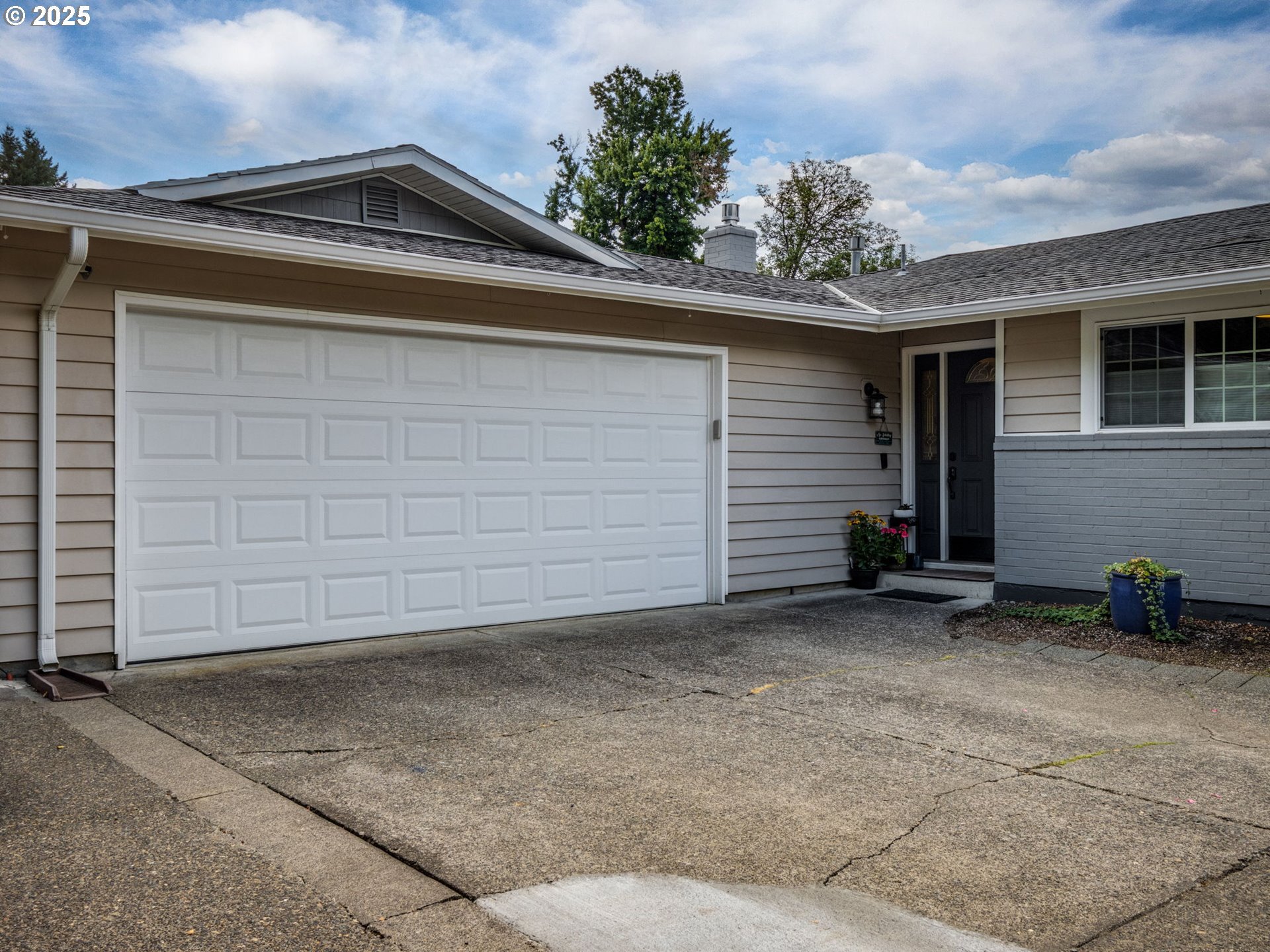 Property Photo: 1867 SE Anspach St OR 97267