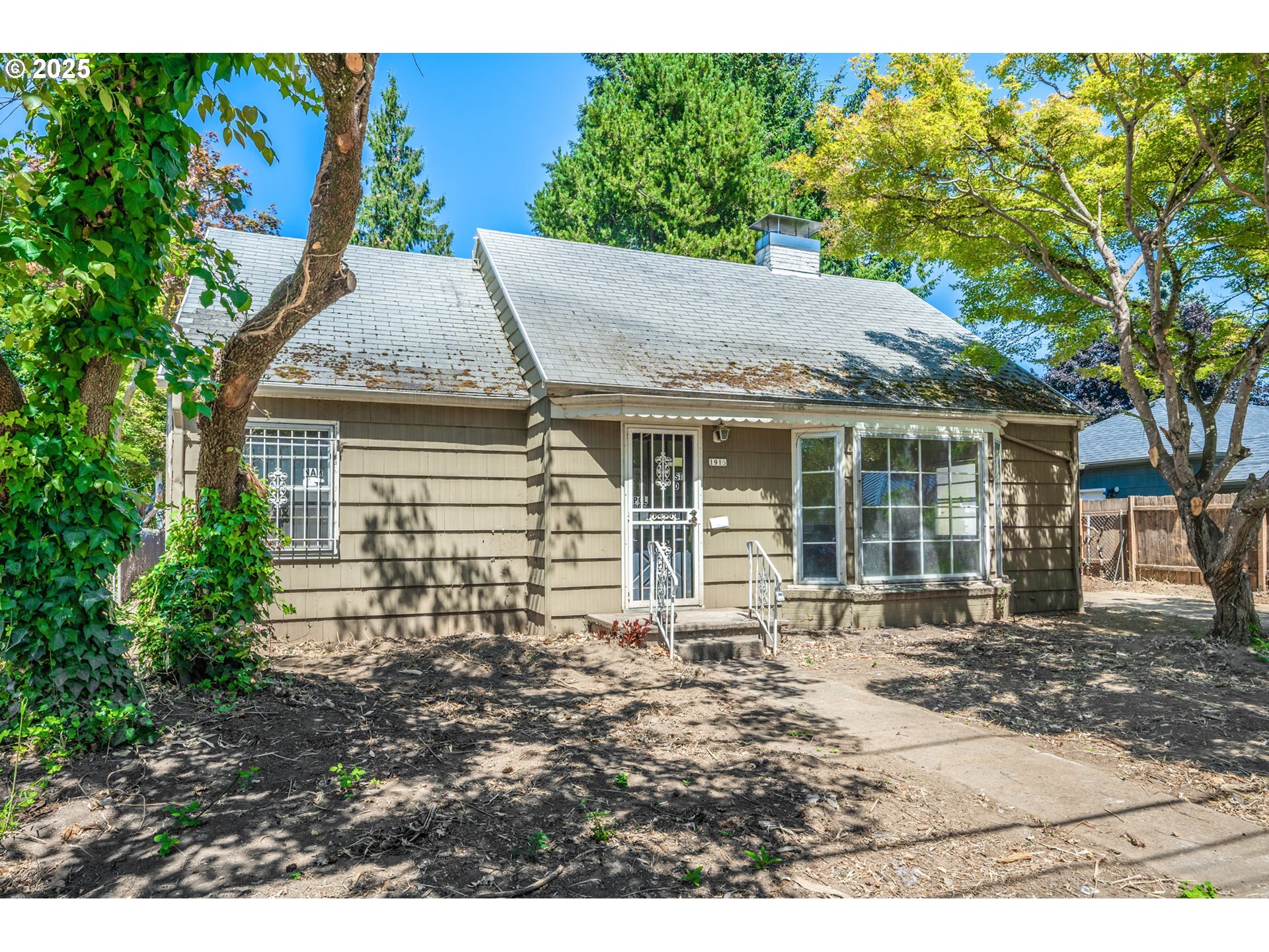 Property Photo: 1915 NE Bryant St OR 97211