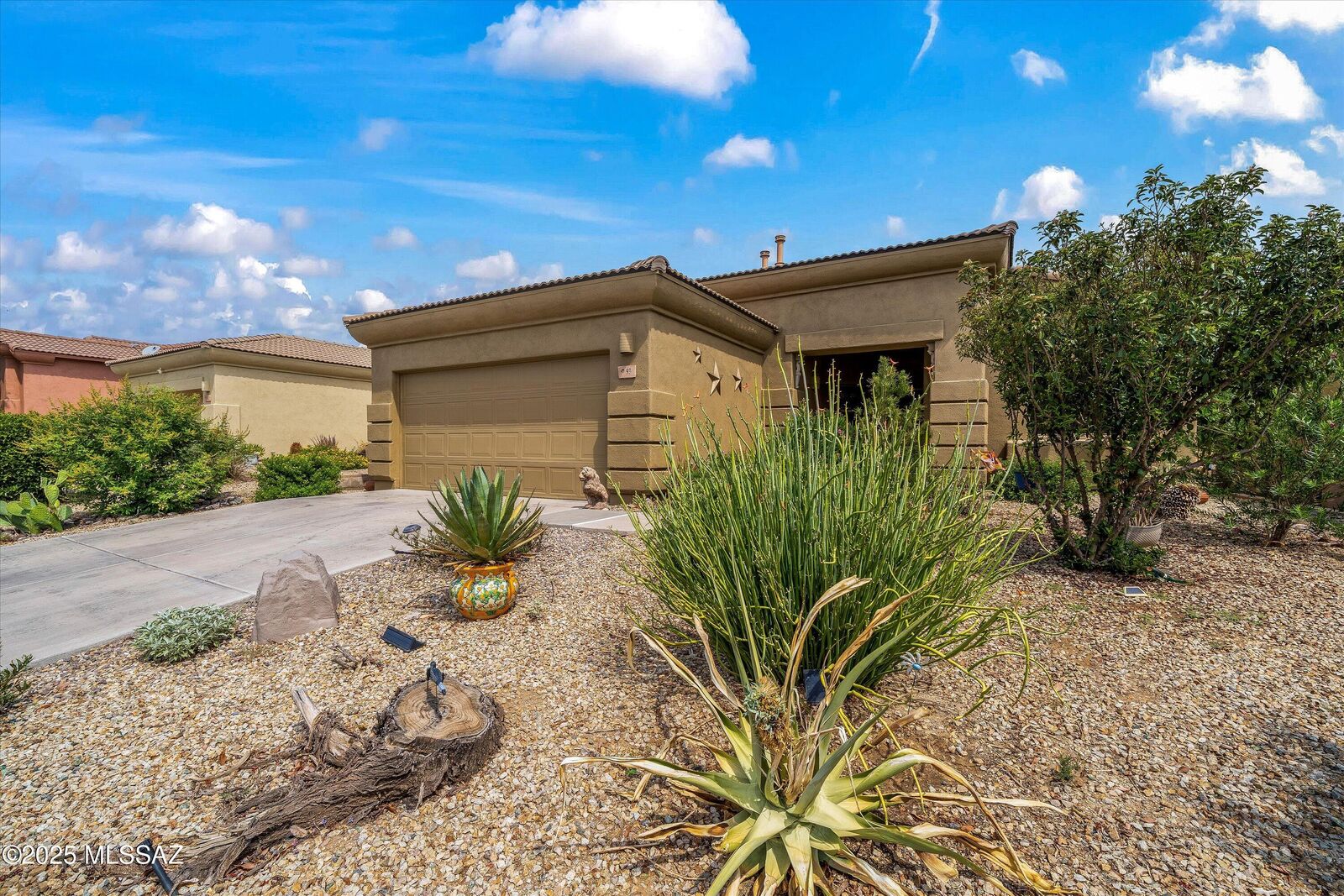 Property Photo:  93 E Calle Vivaz  AZ 85614 