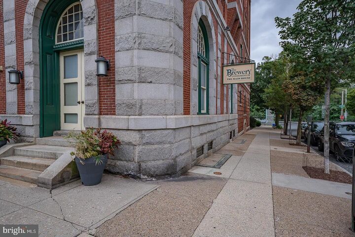 Property Photo: 825 N 29th Street 00 4G PA 19130