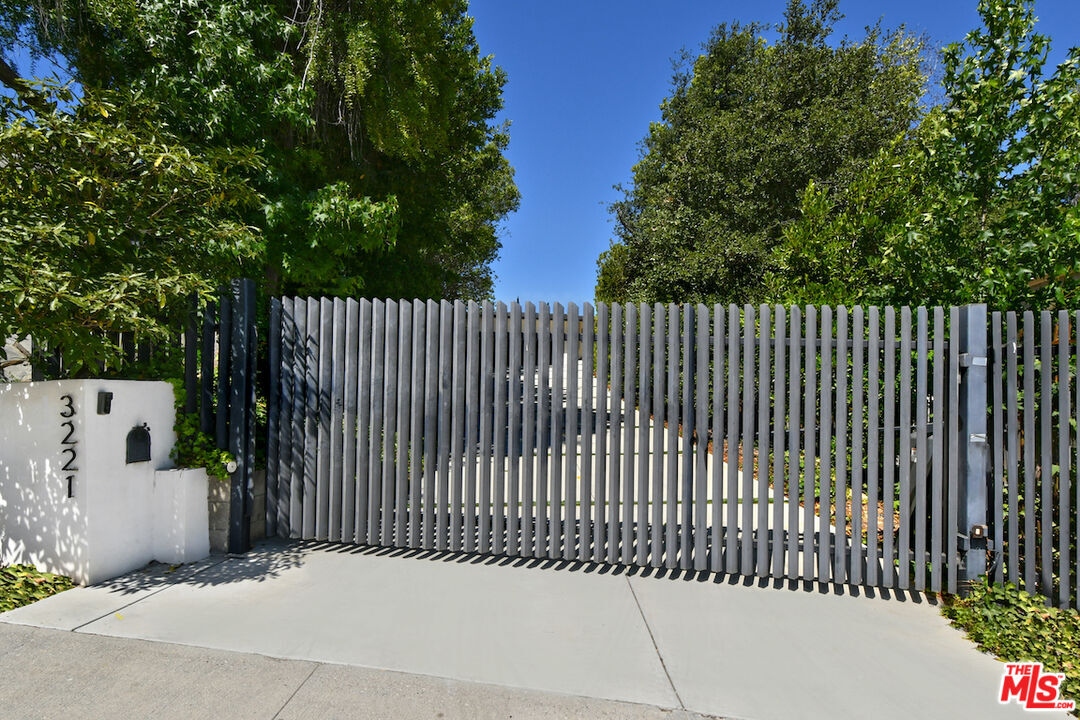 Property Photo:  3221 Elvido Dr  CA 90049 
