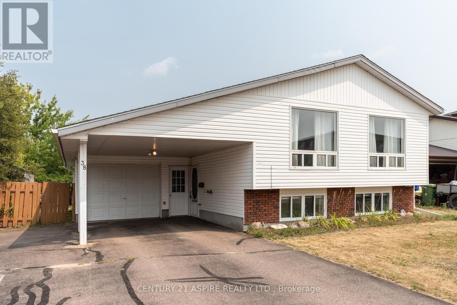 Property Photo:  38 Vereyken Crescent  ON K8H 2C5 