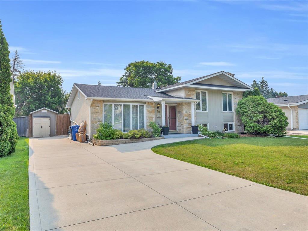19 Sweetwater Bay  Winnipeg MB R2J 3G4 photo