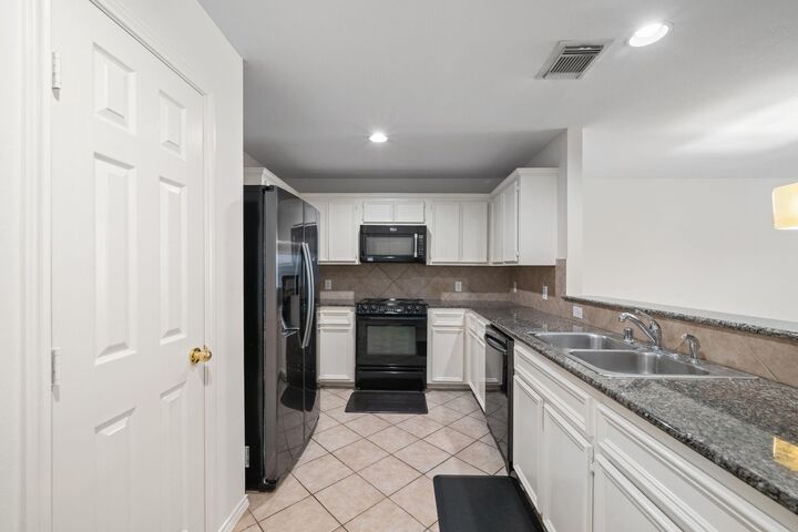 Property Photo:  1719 Redwing Pines Drive  TX 77009 
