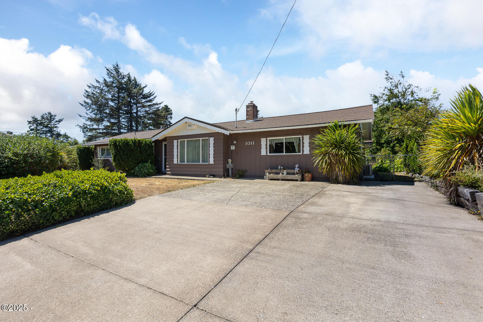 Property Photo: 1011 NE Benton Street OR 97365