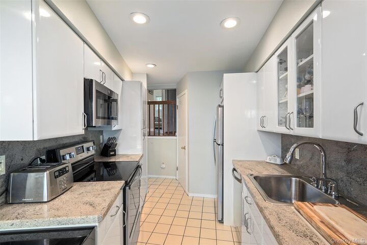 Property Photo:  7 Top Of The Ridge Ridge B4  NY 10543 