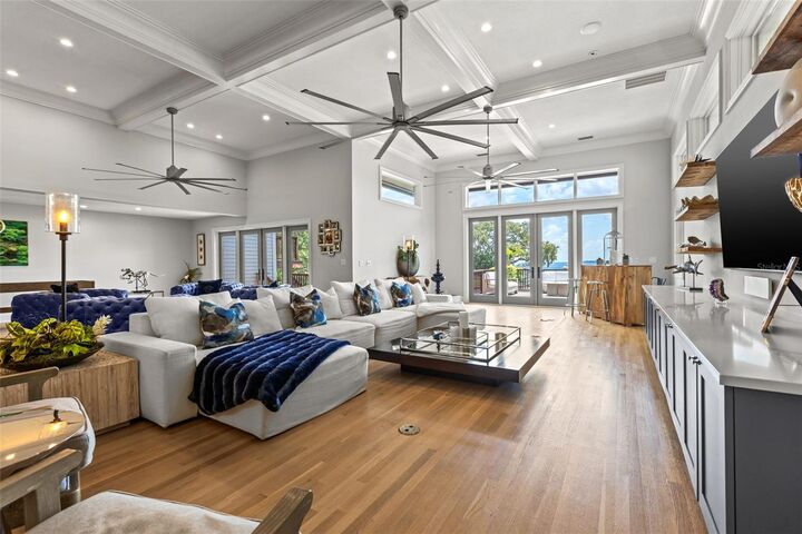 Property Photo: 1365 Brightwaters Boulevard NE FL 33704