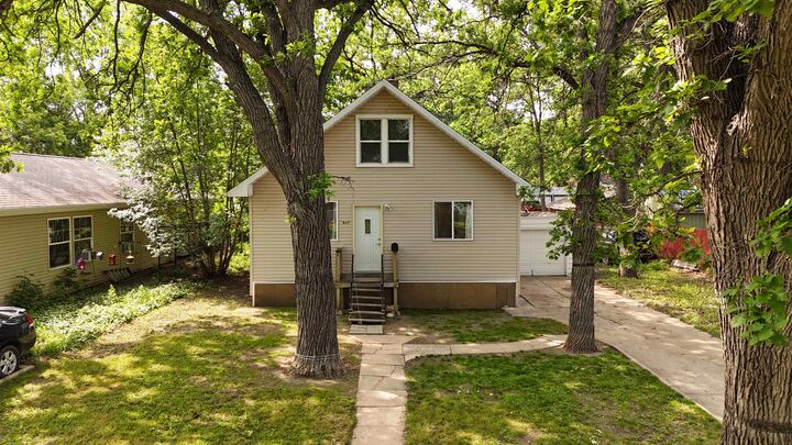 Property Photo:  917 4th Ave NW  ND 58703 