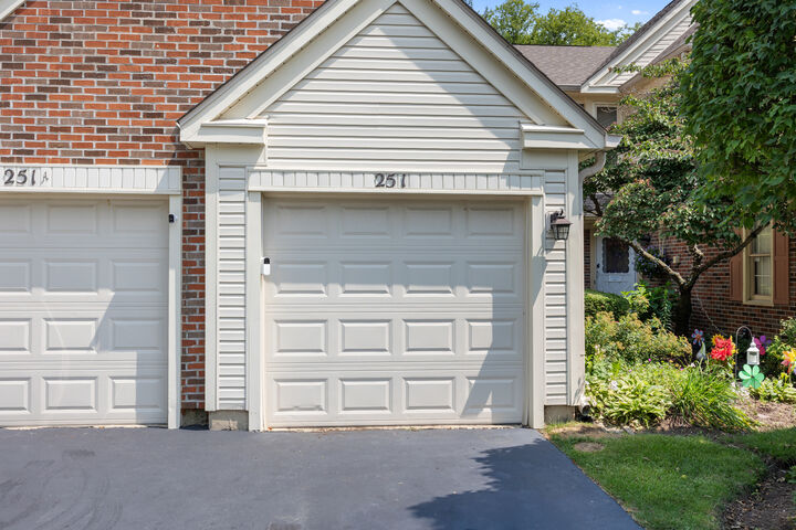 Property Photo:  251 University Lane  IL 60007 