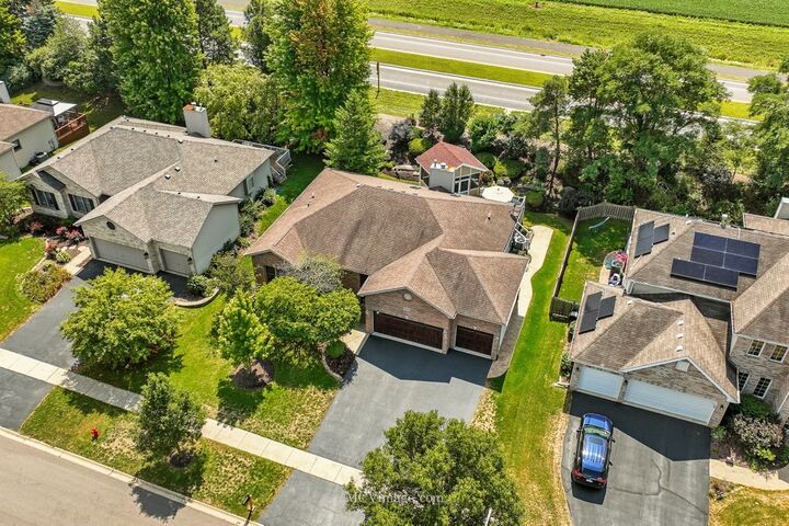 Property Photo: 414 Sudbury Circle IL 60543