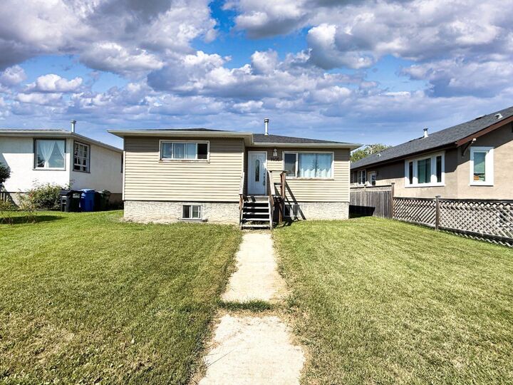 Property Photo:  1406 20 Avenue  AB T0M 0W0 