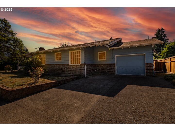 Property Photo: 1100 NW Dixon St OR 97330