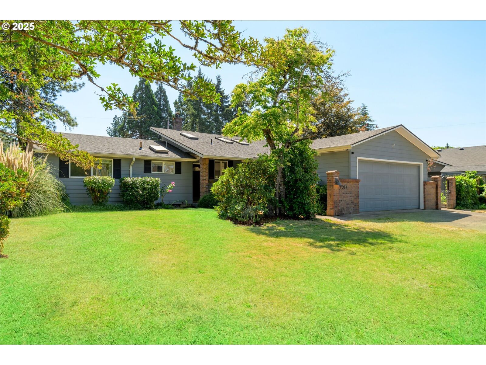 Property Photo:  1037 Sharon Way  OR 97401 