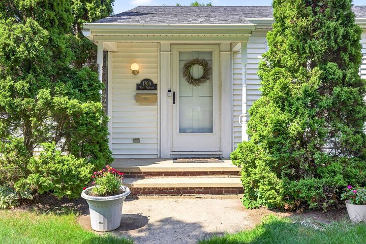 Property Photo: 1700 W Packard Street WI 54914-3421