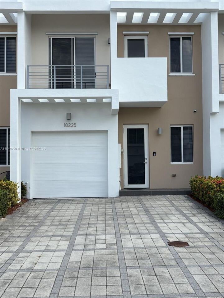 10225 NW 72nd Ter  Doral FL 33178 photo
