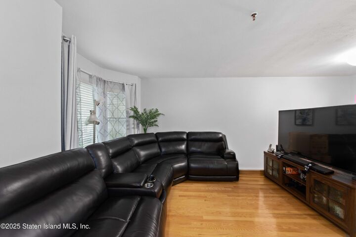 Property Photo:  19 Laguna Lane  NY 10303 