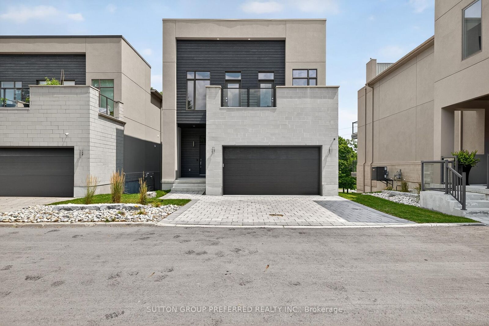 Property Photo: 495 Oakridge Drive 11 ON N6H 0H2