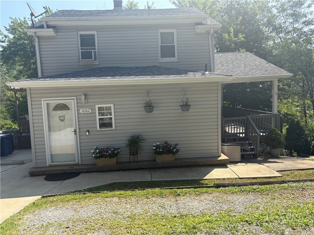 Property Photo:  1082 Milltown Rd  PA 15147 