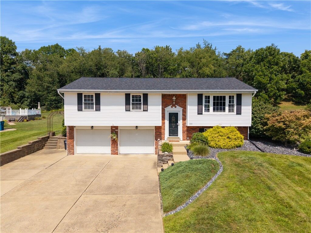 Property Photo: 949 Rolling Meadows Dr PA 15601