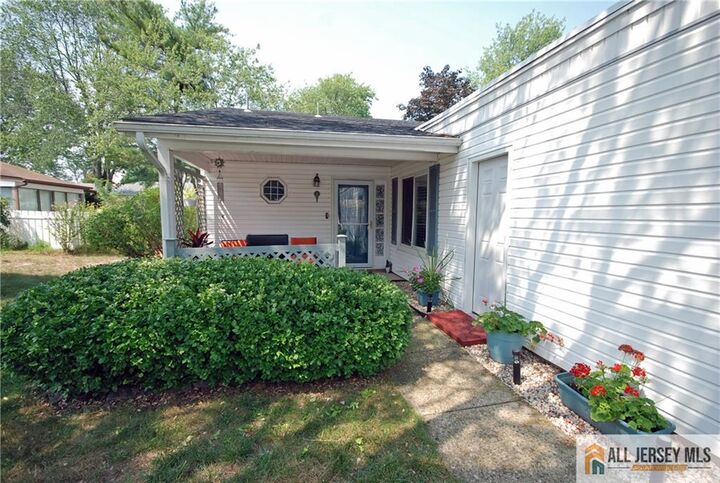 Property Photo:  97 Salix Plaza 97A  NJ 08831 