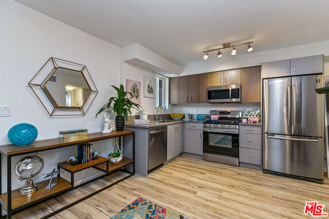 Property Photo:  6640 Woodley Ave  CA 91406 